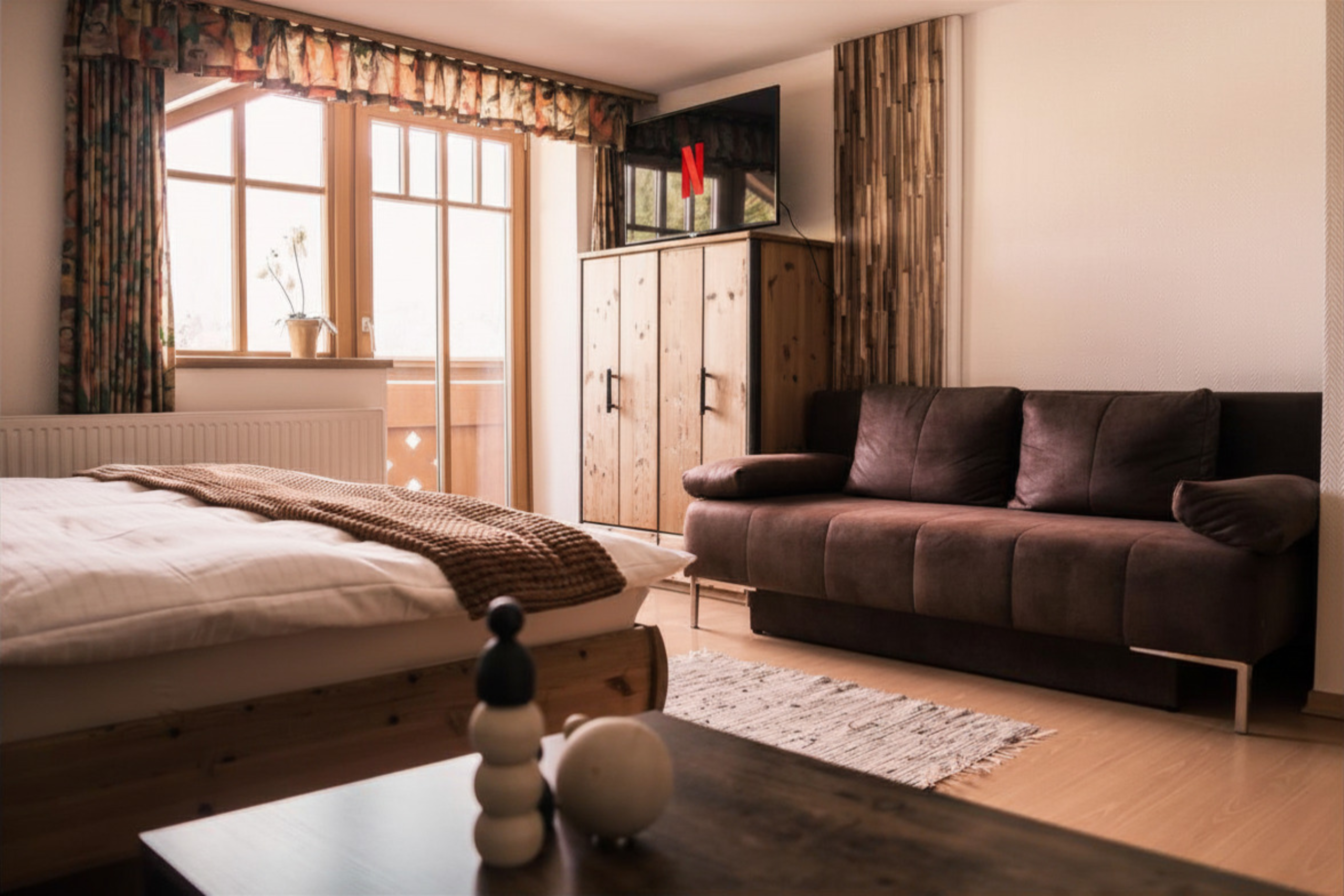 Wohn- & Schlafbereich mit TV im Appartement Relax im Landhaus am Hügel