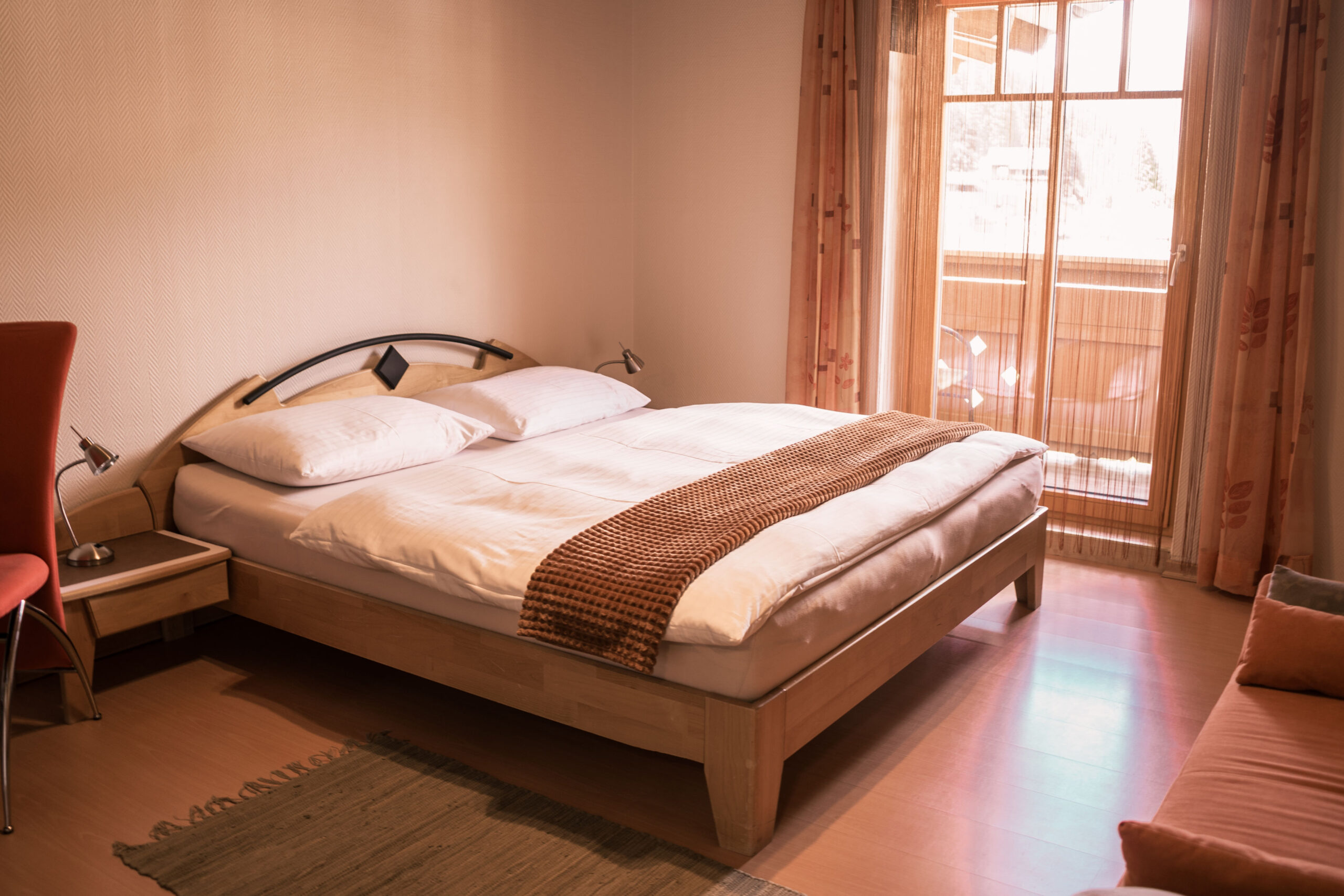 Doppelbett im Gästezimmer Comfy im Landhaus am Hügel