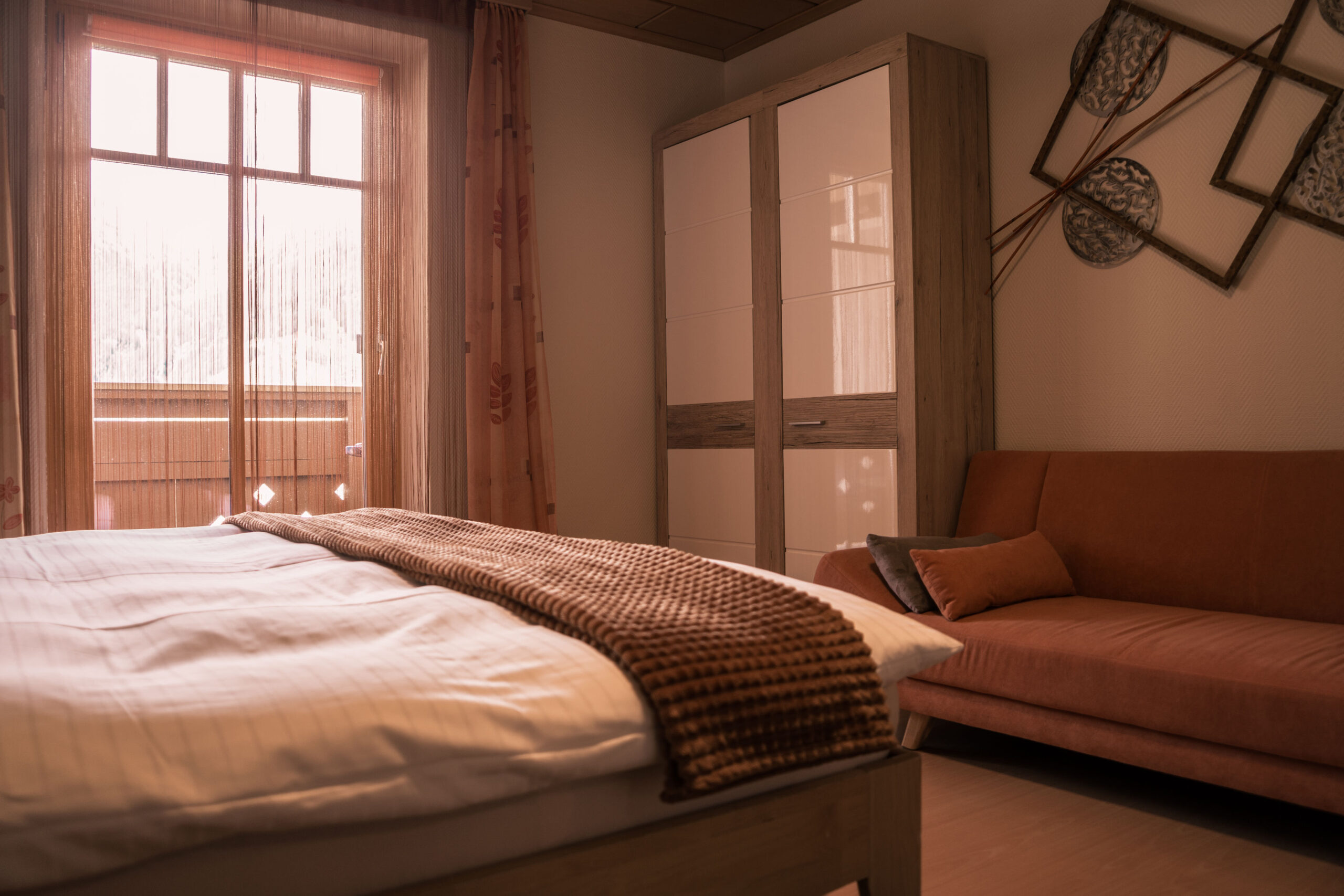 Doppelbett und Sofa im Gästezimmer Comfy im Landhaus am Hügel