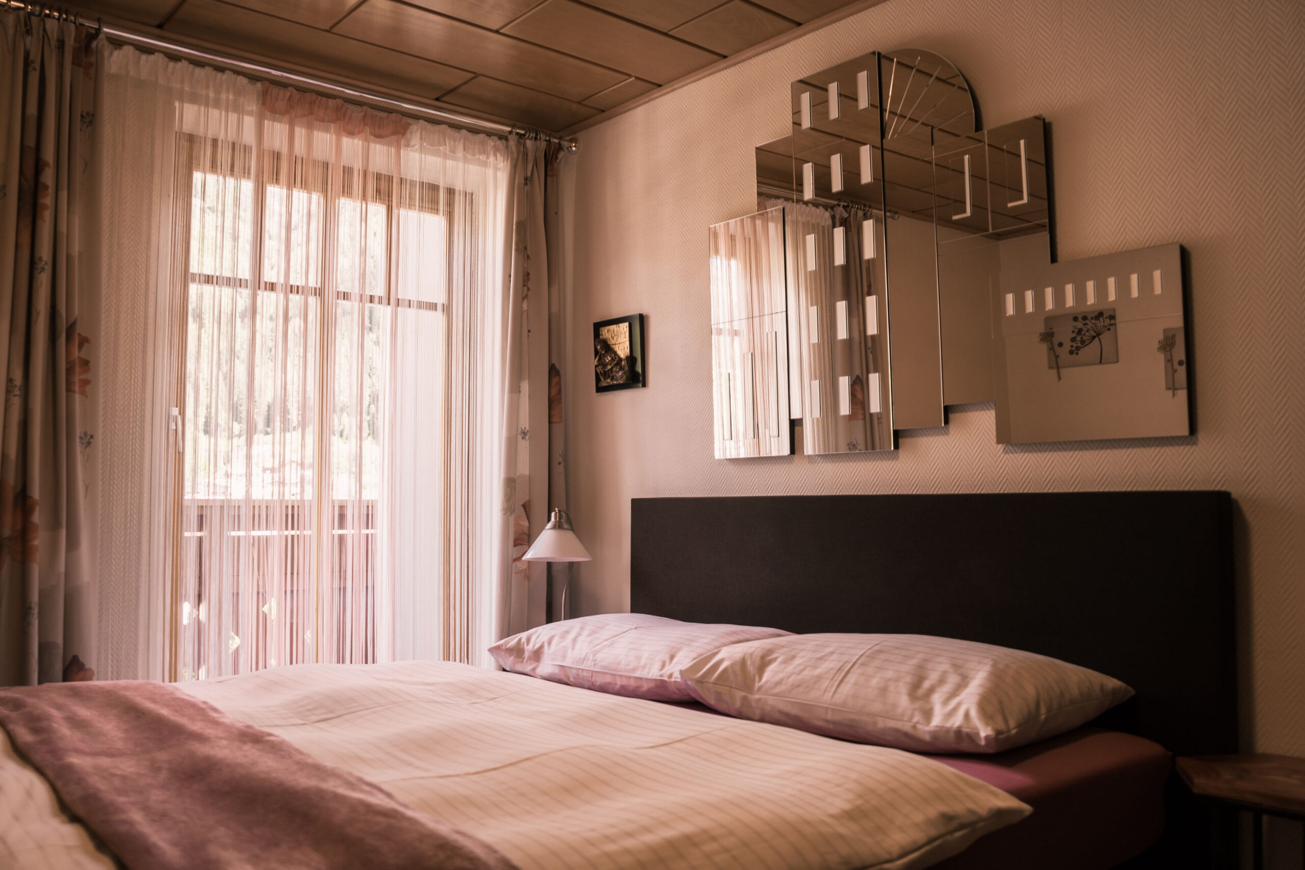 Doppelbett im Doppelzimmer Cozy im Landhaus am Hügel